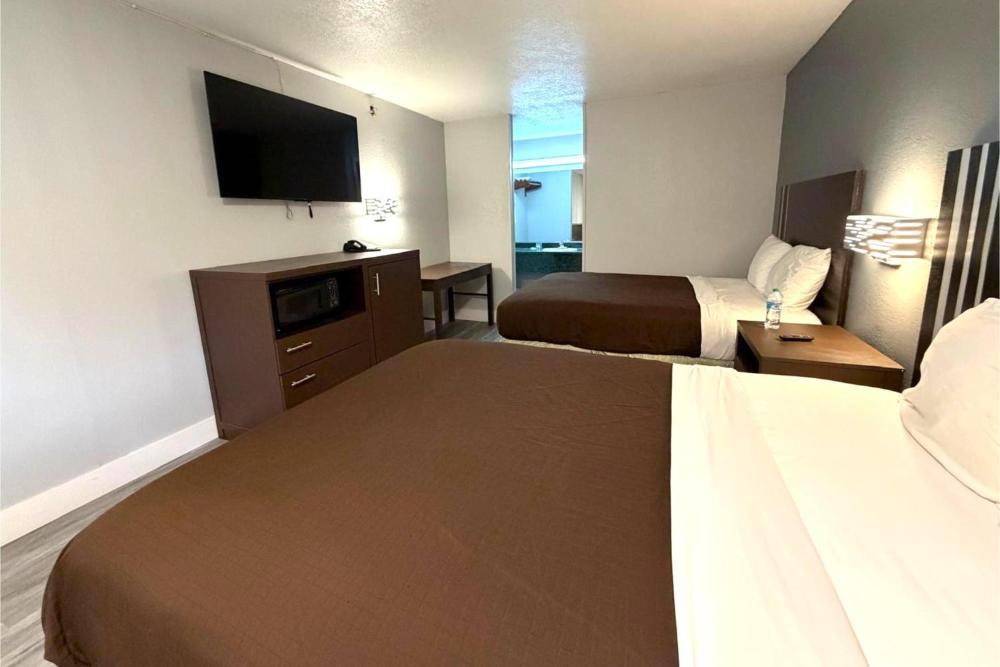 2 Queen Bed interior